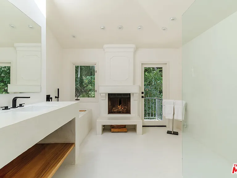 8706 Sunset Plaza Pl — Photo 23