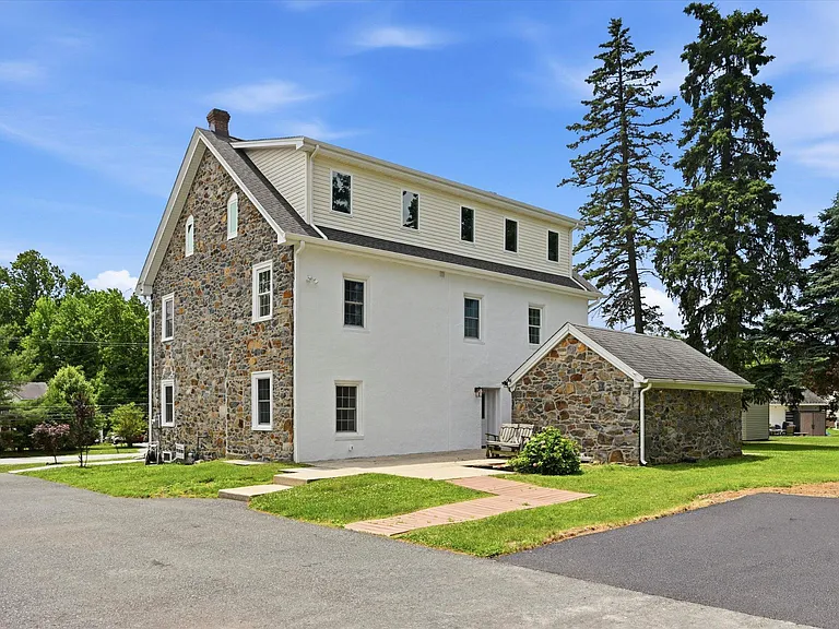 1512 Naamans Creek Rd — Photo 3
