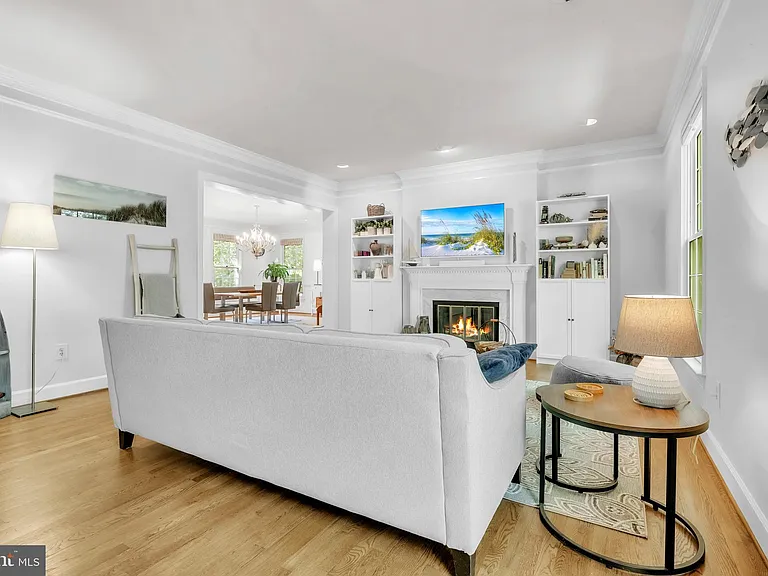 9708 Meyer Point Dr — Photo 4