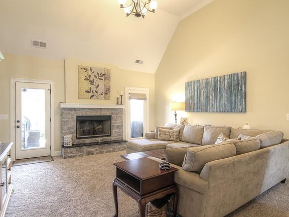 3rd image of 3221 Robinwood Dr
