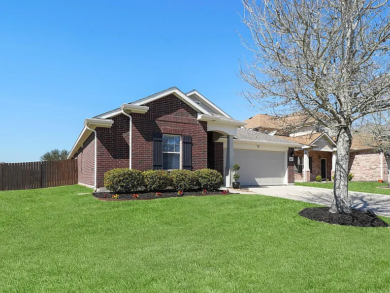 3301 Clover Hill Ln — Photo 2