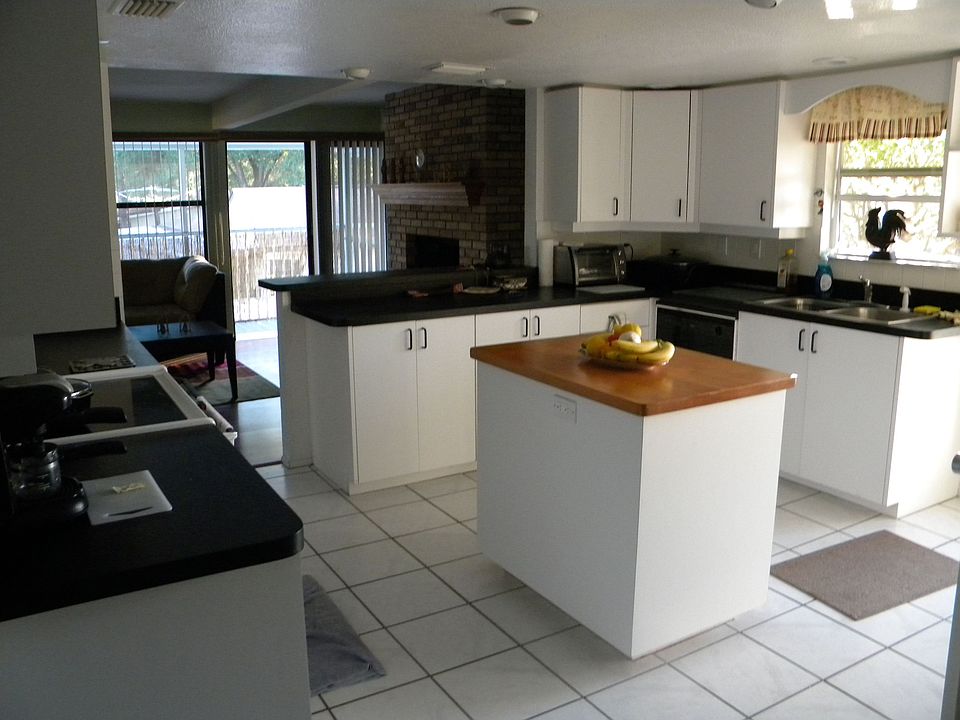 2nd image of 303 Woodward Ave