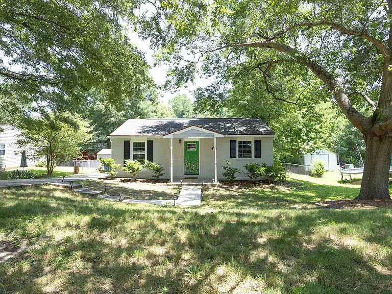 3017 Wedgedale Ave — Photo 1