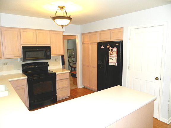 3rd image of 122 Claremont Dr