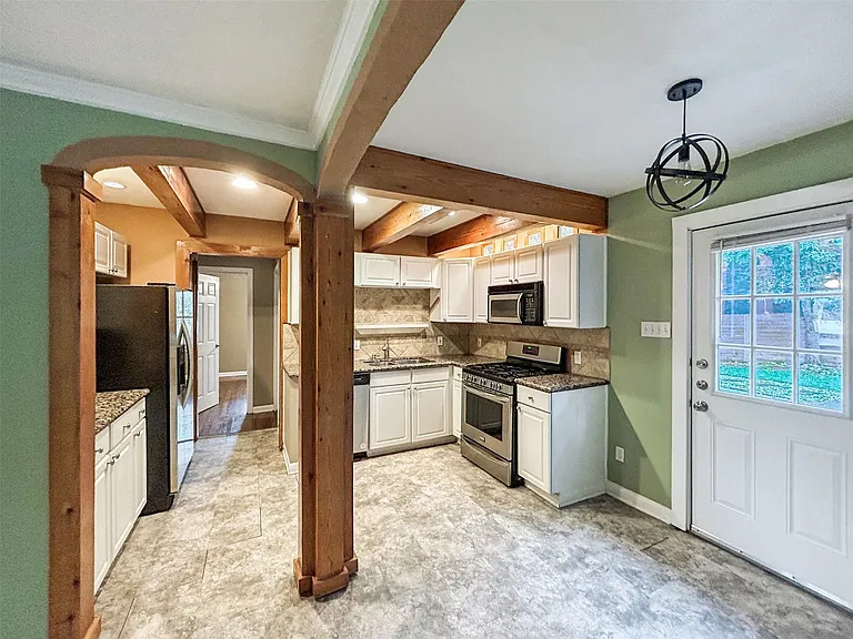 805 Herndon Ln — Photo 3