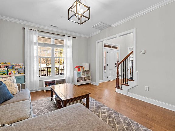 5th image of 170 Valley Pines Circle