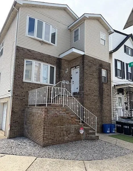 3 bed, 2.0 bath, 1300 sqft, $2,603 — Photo 1