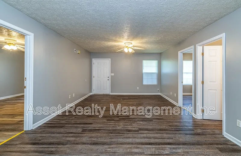 3 bed, 2.0 bath, 1064 sqft, $1,695 — Photo 3