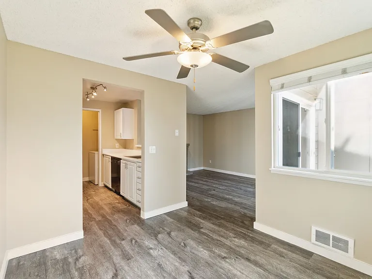 Spinnaker Apartments — Photo 14