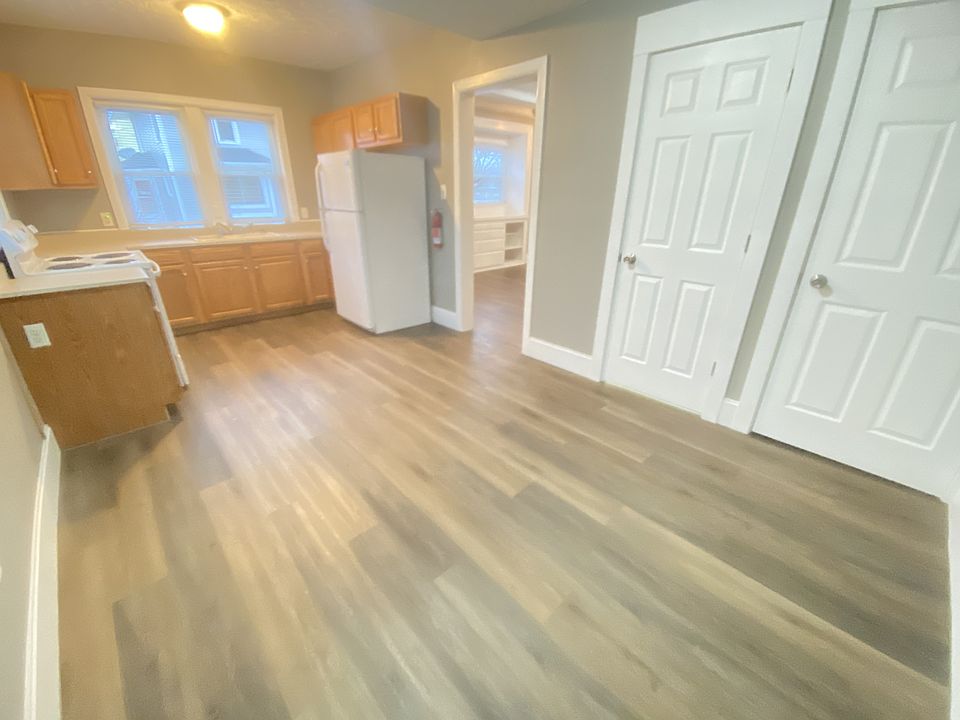 1st image of 400 S Main St