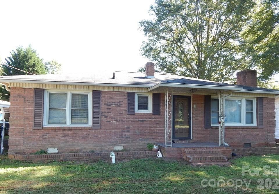 1st image of 220 Oak St