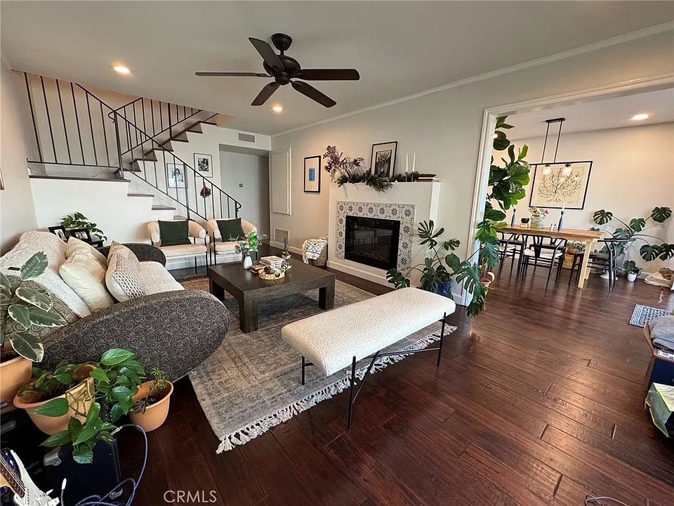 1673 E Avenida De Las Flores