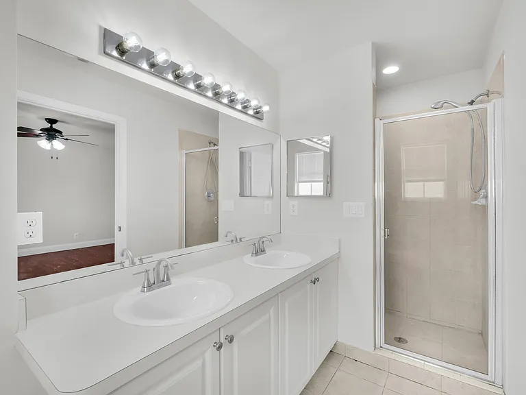 2581 Riverside Dr — Photo 20