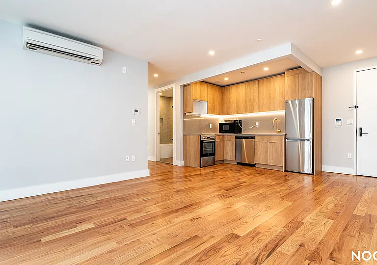 31-61 Vernon Blvd #1R — Photo 1