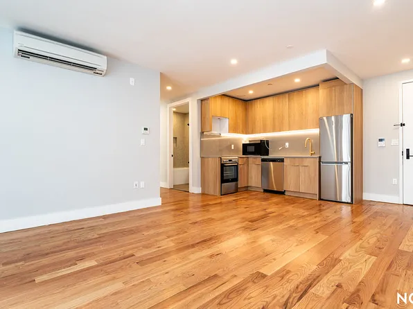 31-61 Vernon Boulevard image 1 of 69