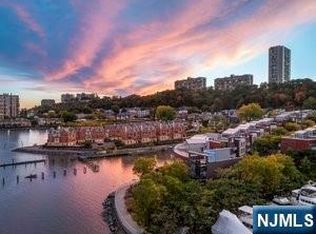 22 Vela Way #22, Edgewater, NJ 07020