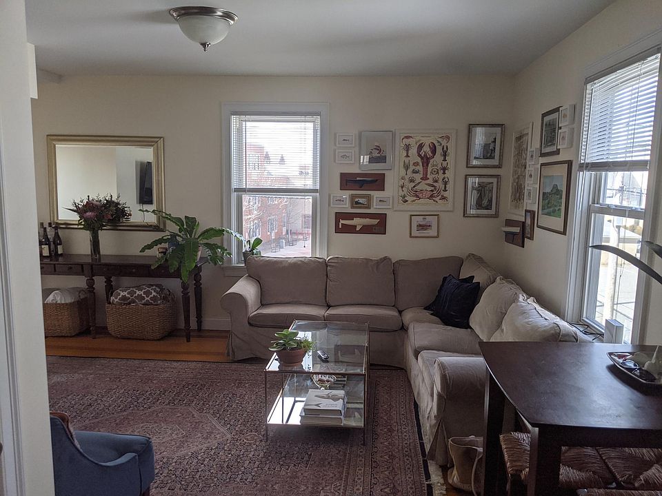 Sunny Livingroom with large windows & high ceilings
