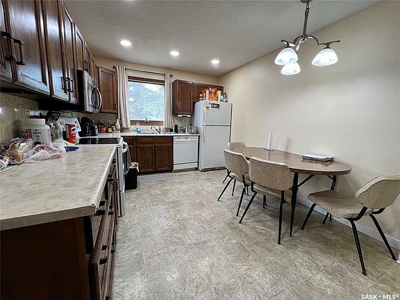 3rd image of 430 Mowat Cres