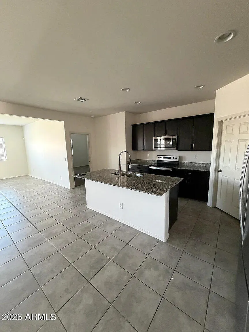 4 bed, 2.0 bath, 1915 sqft, $2,500 — Photo 4