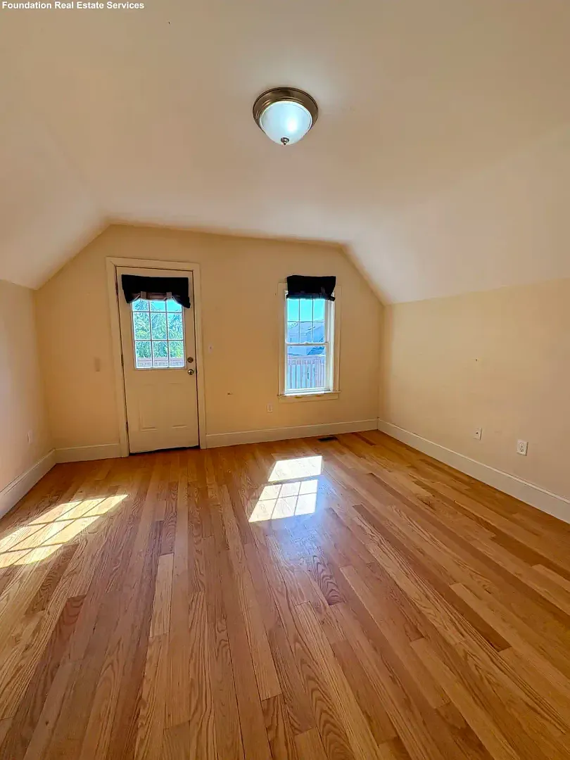 Nice 4.5 bedroom, 2 full bathroom apartment on a beautiful residential street in Brighton, availa... — Photo 4