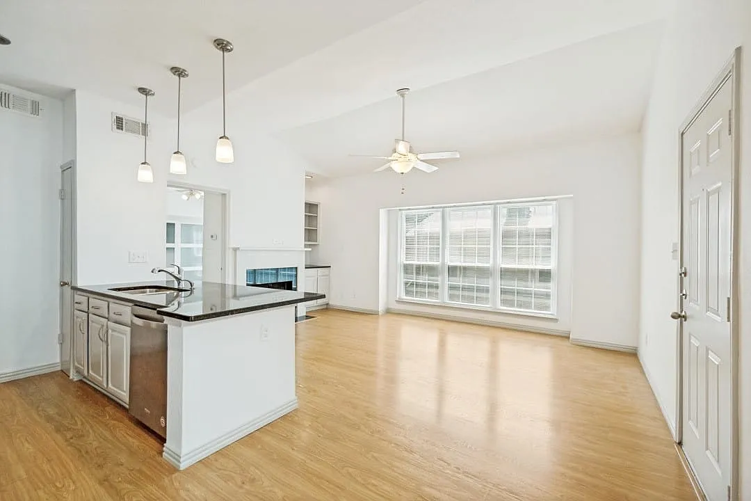 1 bed, 1.0 bath, 606 sqft, $1,600 — Photo 3