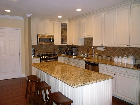 Beautiful kitchen w/ center island