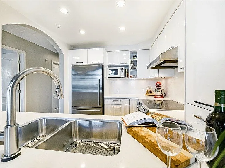 55 E 10th Ave #3 — Photo 15