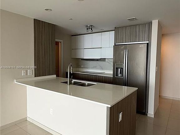 3rd image of 600 NE 27th St APT 802