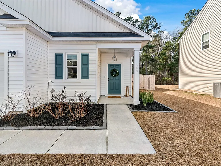 565 Abigail St — Photo 3