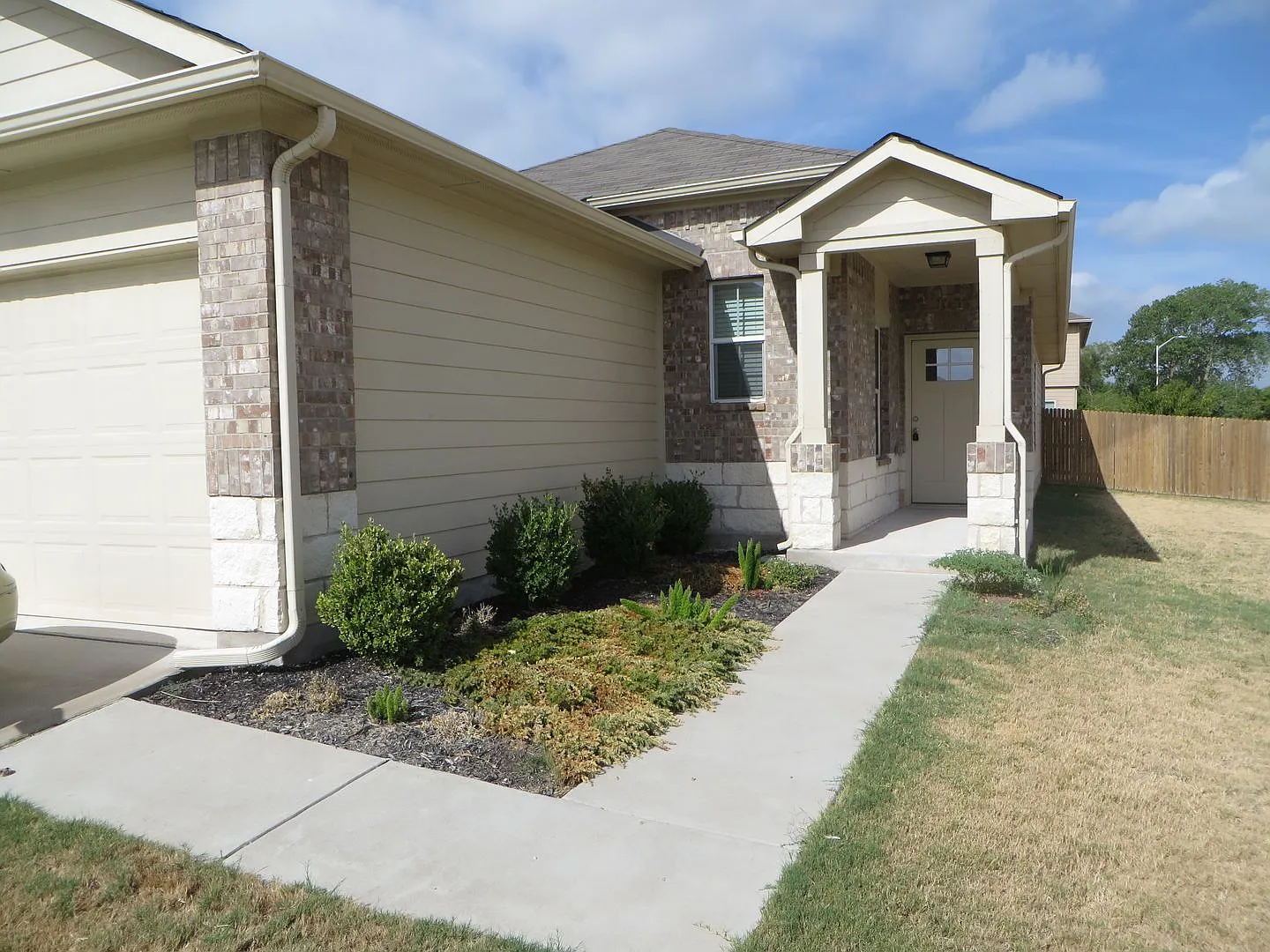 3 bedroom 2 bath in the La Conterra neighborhood — Photo 2