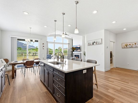 3rd image of 108 W Monte Rosa Ln S
