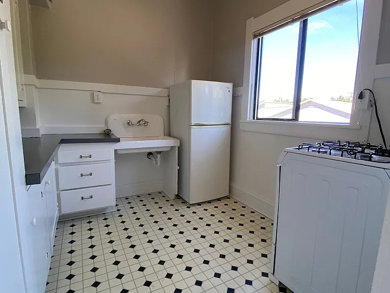 2345 NE Sandy Blvd #20 — Photo 6