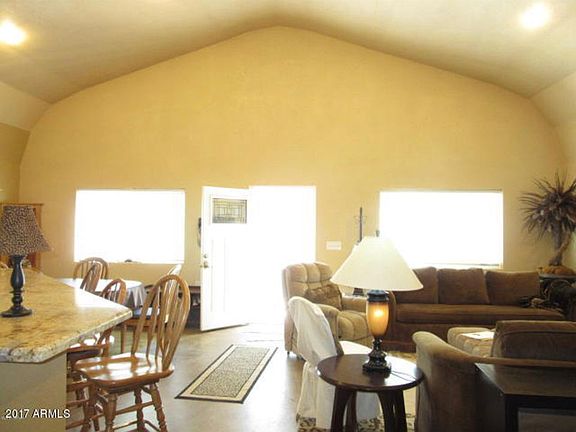 Great room w/vaulted ceiling