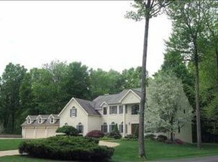 10 Cinnamon Ln, Halfmoon, NY 12065