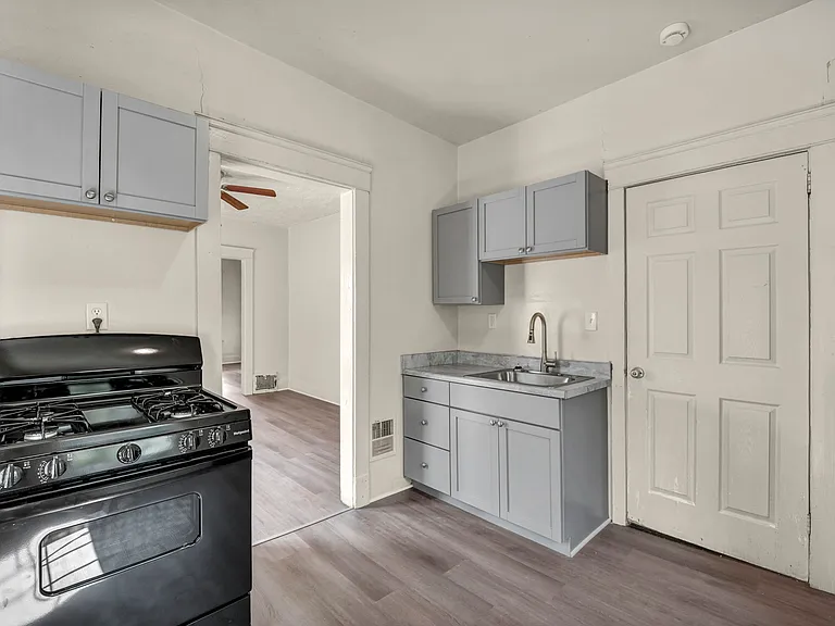 10515 Greenlawn Ave #2 — Photo 12