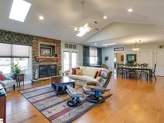 5th image of 410 Knollwood Dr