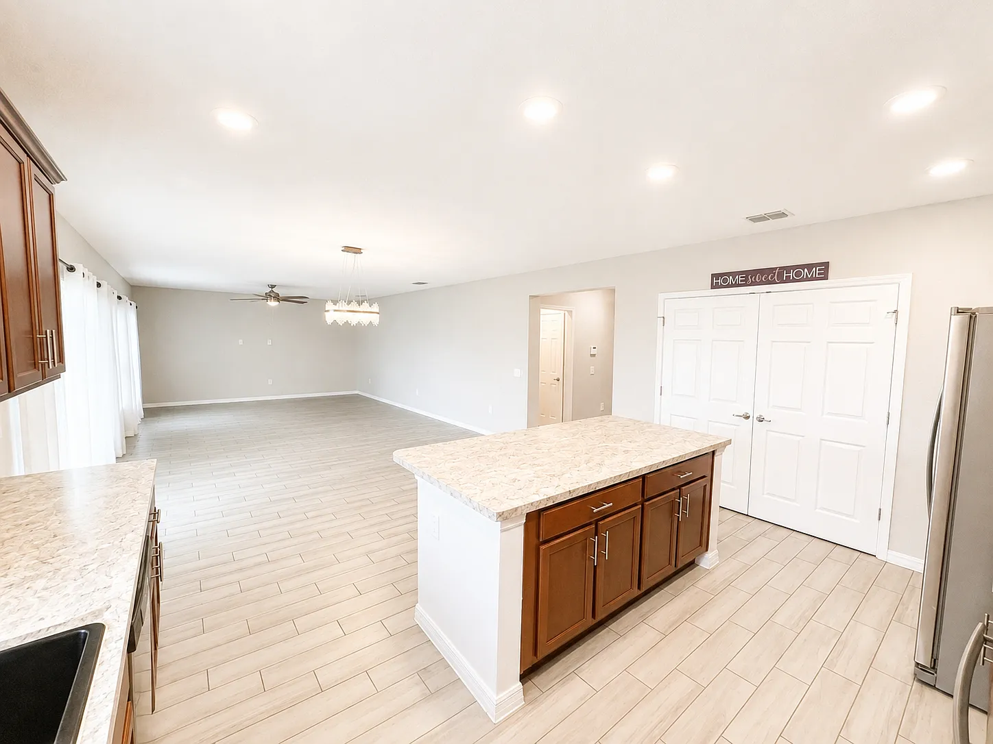 5 bed, 2836 sqft, $2,799 — Photo 4
