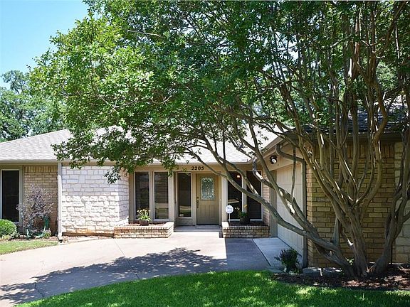 2nd image of 2205 Oakwood Ln