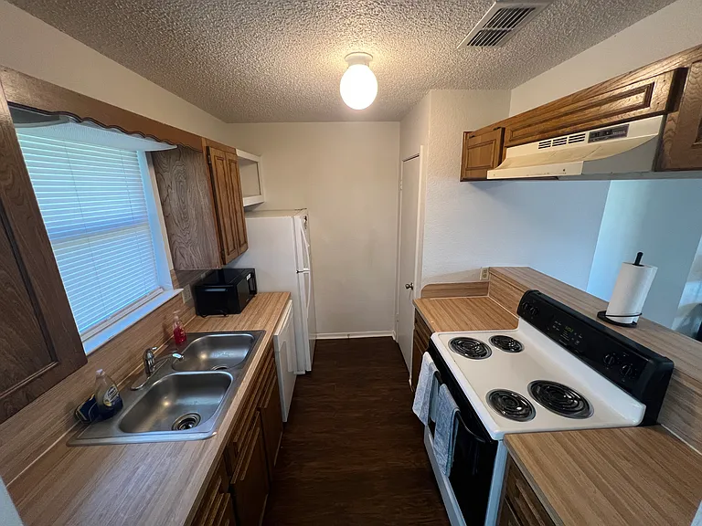 1714B Iris Cir #B — Photo 12