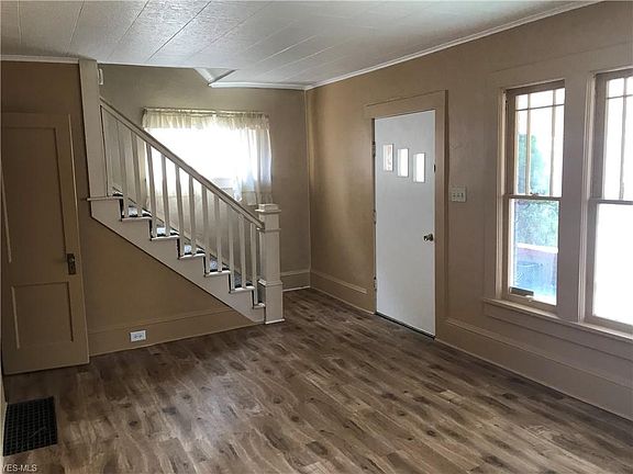 5th image of 833 Fair Ave NE