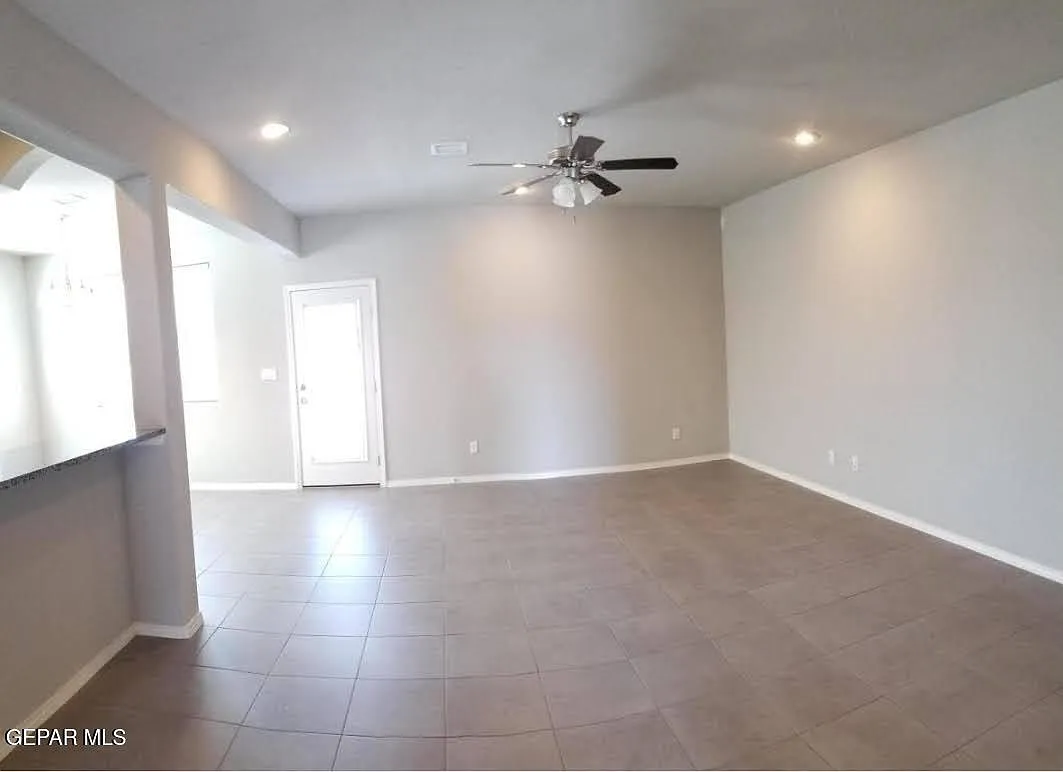 5 bed, 3.5 bath, 2702 sqft, $2,400 — Photo 3