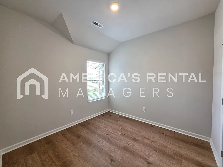 1028 John Ave — Photo 16
