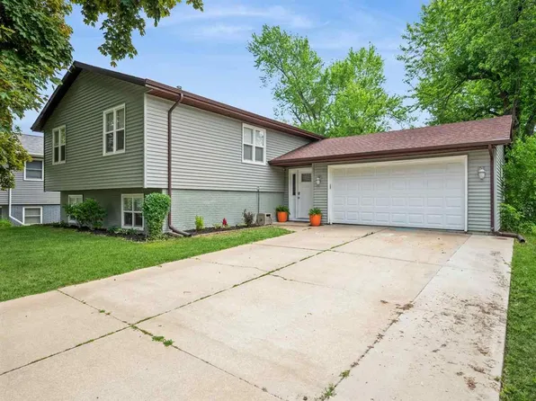 6032 Oakwood Ave NE, Cedar Rapids, IA 52402