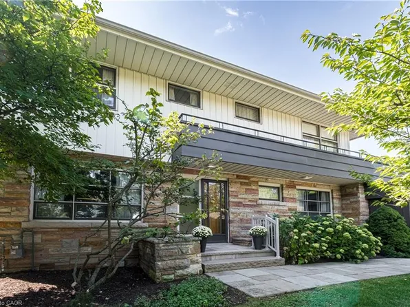 6 Freeland Ct, Hamilton, ON L8S 3R5