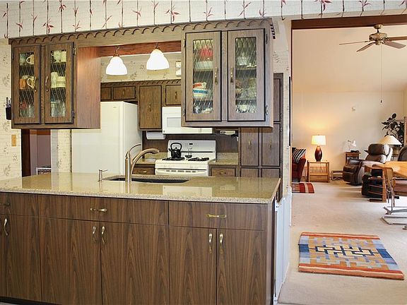 4th image of 7901 Oxford Dr