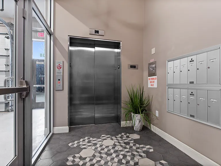 438 Selden St #302 — Photo 9