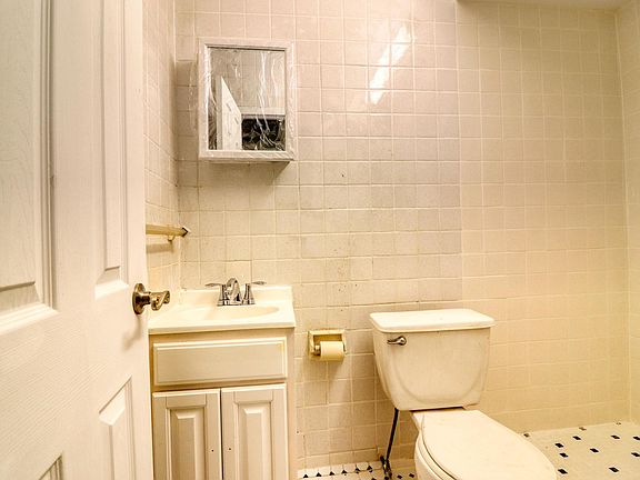5th image of 2552 Olinville Ave