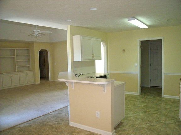 Kitchen & Breakfast Area