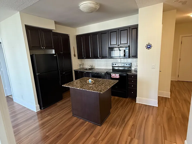 330 Burnhamthorpe Rd W #1704 — Photo 6