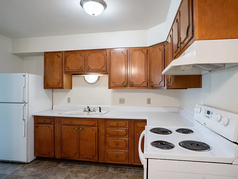 Fargo, ND Crown Court 1 Apartments | Kitchen